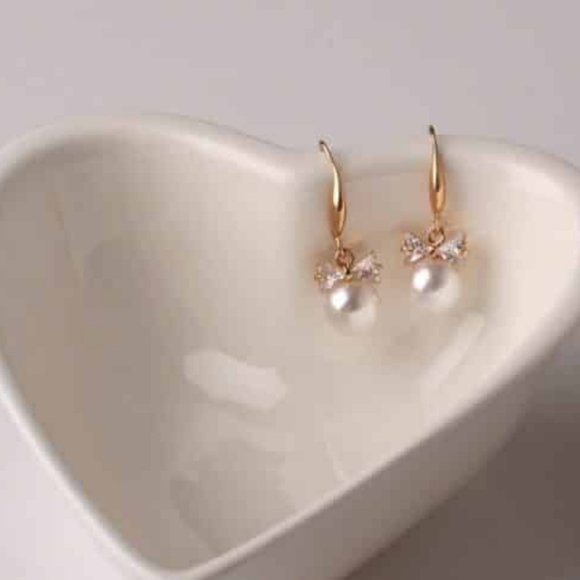 Bowtie Peal Earrings - Picture 2 of 5